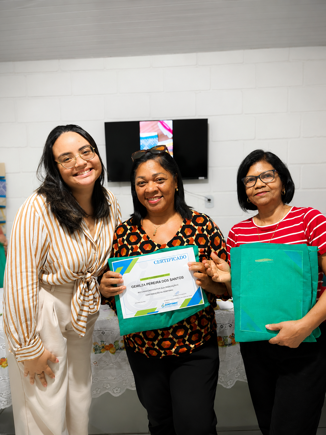 Participantes recebendo certificado de capacitação da ADEFSMIC